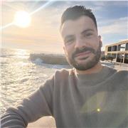 Gran actitud, carisma, resiliencia y pasión son los términos que me definen como persona y profesional. 
Pienso que razonar y aprender son dos actos que hacen increíble a un ser humano, pero compartir y saber transmitir tus conocimientos con amabilidad y